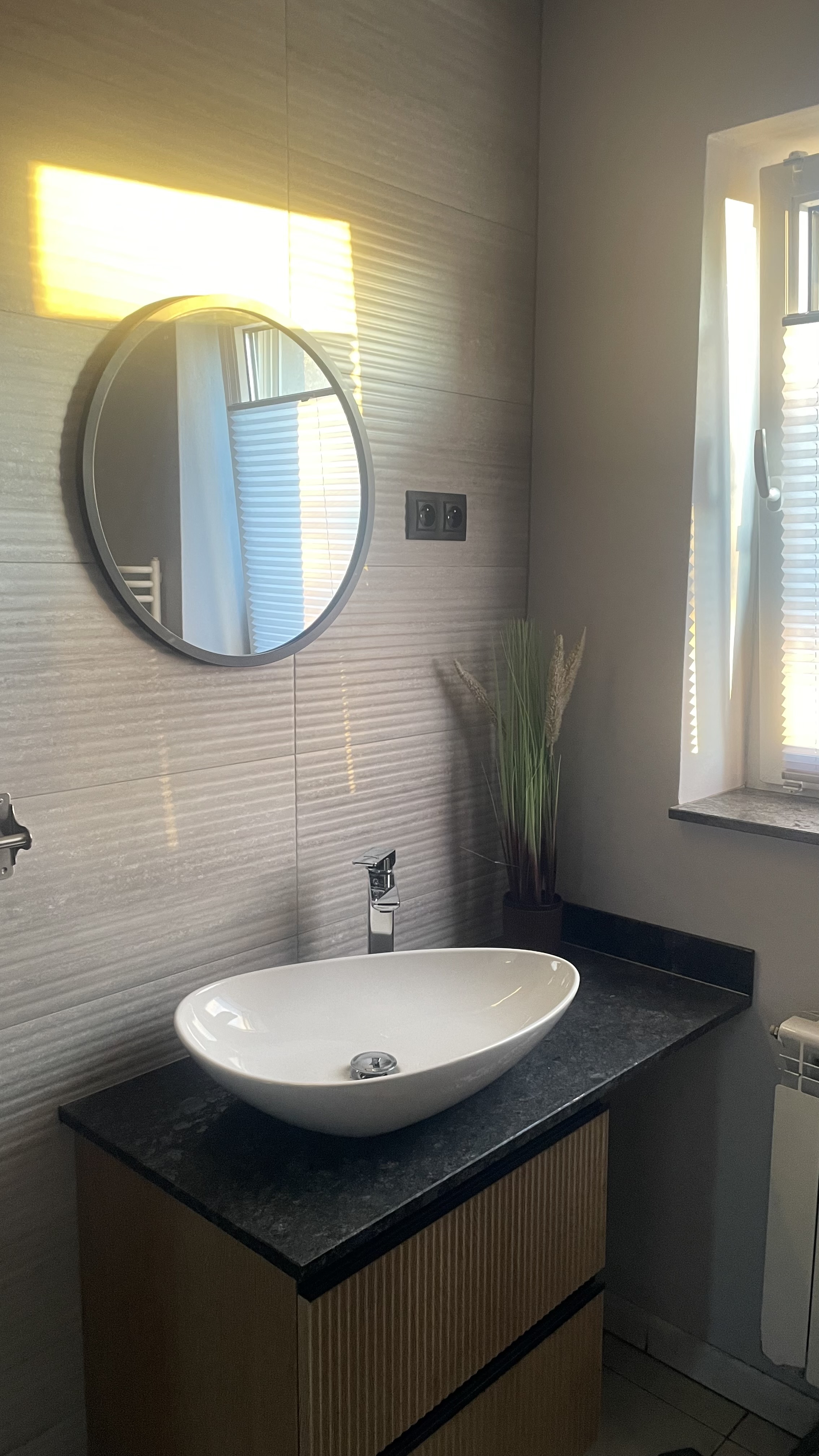 Łazienka z umywalką i lustrem